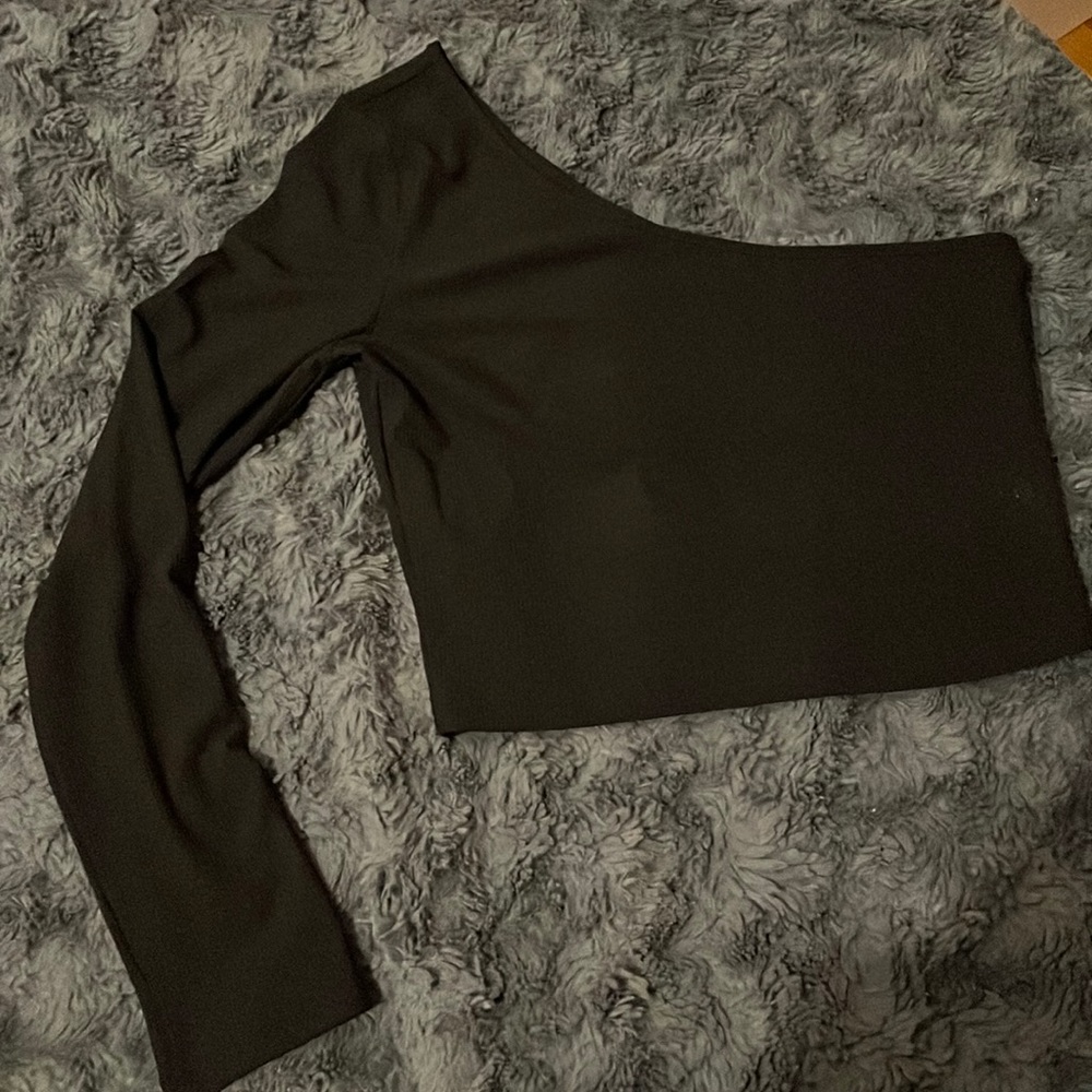 Black one shoulder crop